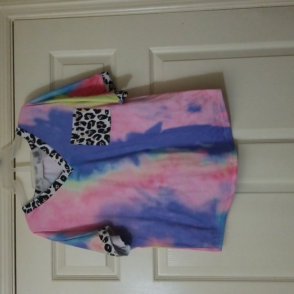 V.lu tie dye & cheetah v neck top size Medium